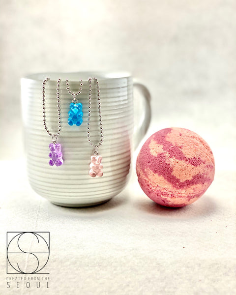 BATH BOMB WITH A GUMMY BEAR NECKLACE